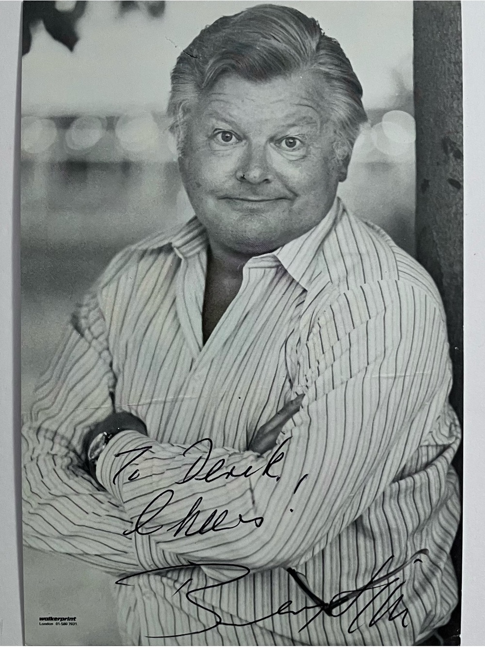 BENNY HILL (1924-92) Autographed 4x6 VINTAGE PHOTO / British Comedian / CREASE